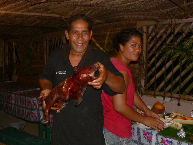 101- Fete tongienne chez Tali, qui nous presente le cochon grille 